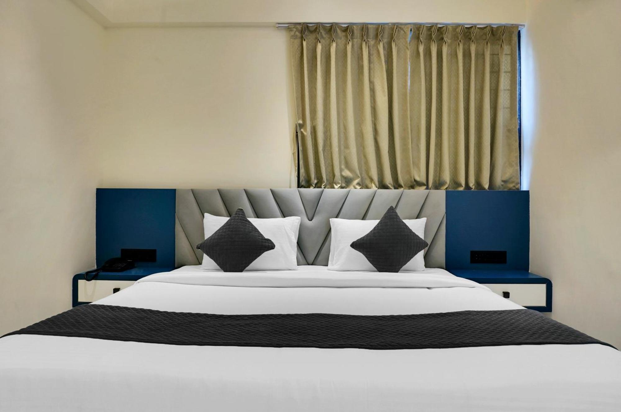 Palm Suites Baner- Indian Nationals Only Pune Esterno foto