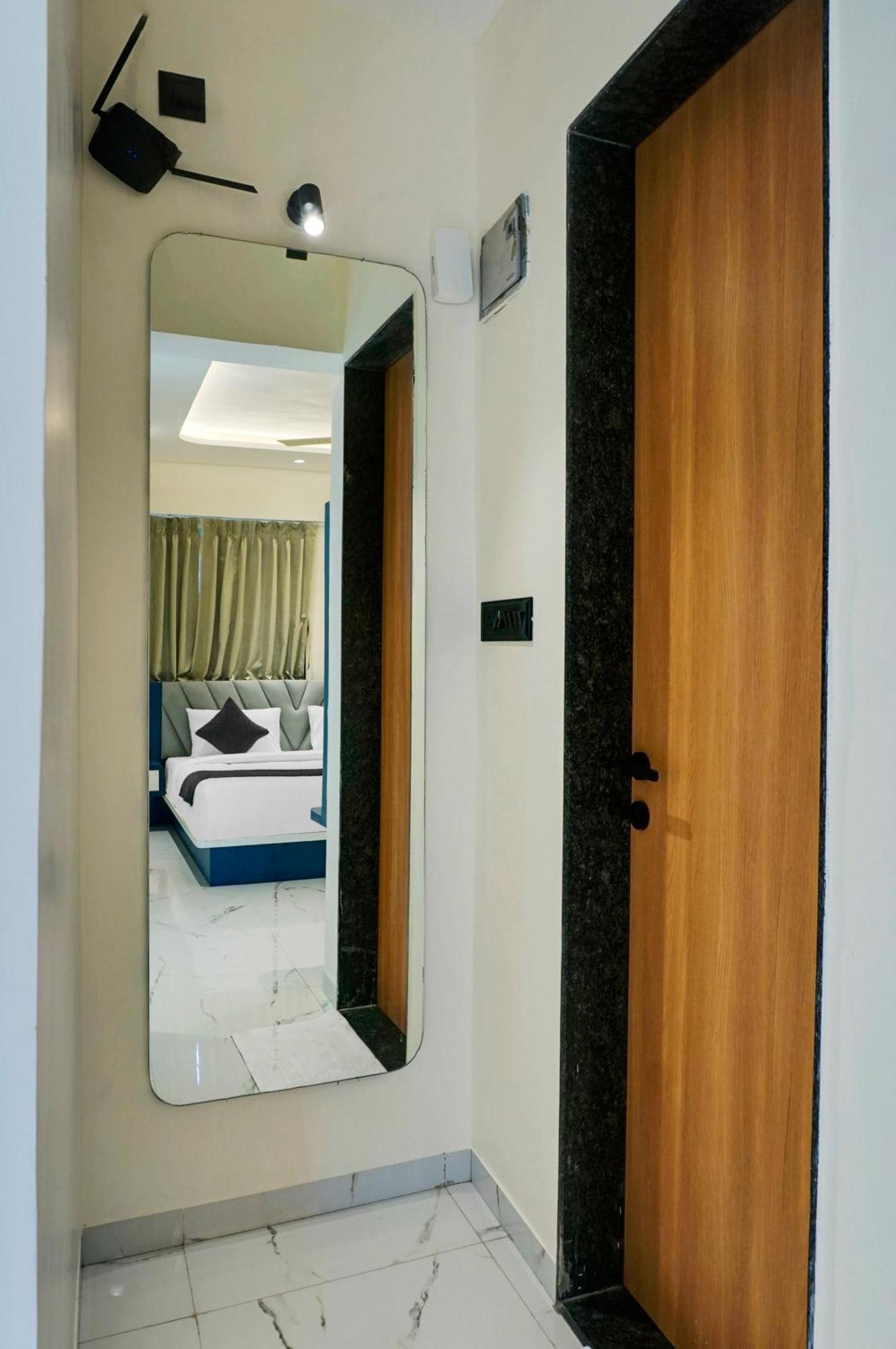 Palm Suites Baner- Indian Nationals Only Pune Esterno foto