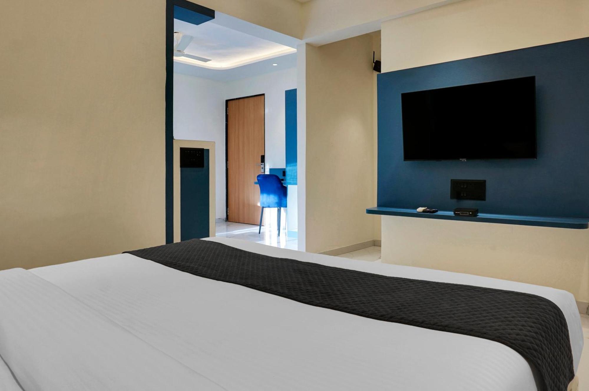 Palm Suites Baner- Indian Nationals Only Pune Esterno foto