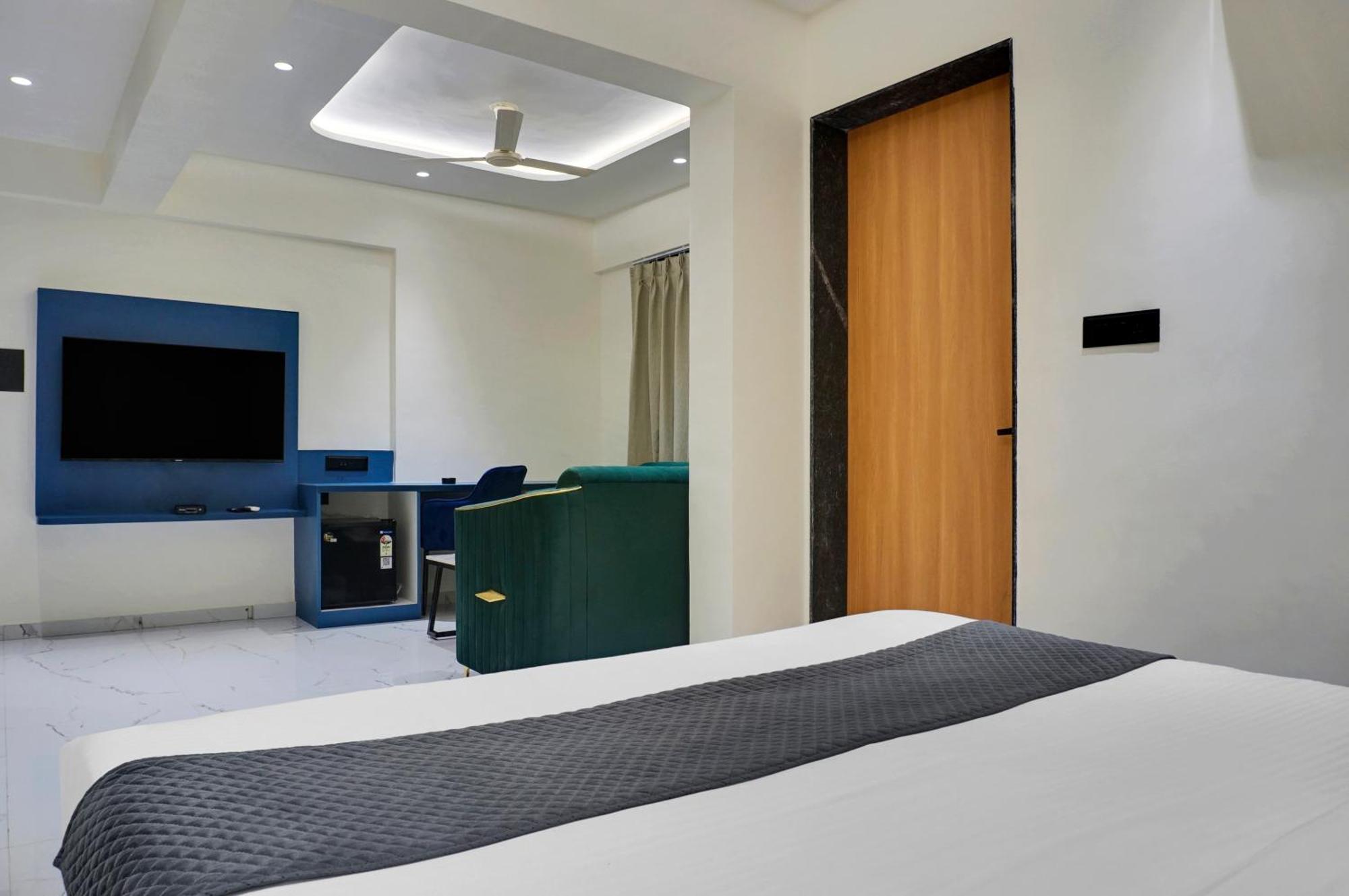 Palm Suites Baner- Indian Nationals Only Pune Esterno foto